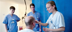 Logopeder på Danderyds Sjukhus AB utbildar sjuksköterskor inom dysfagi. 